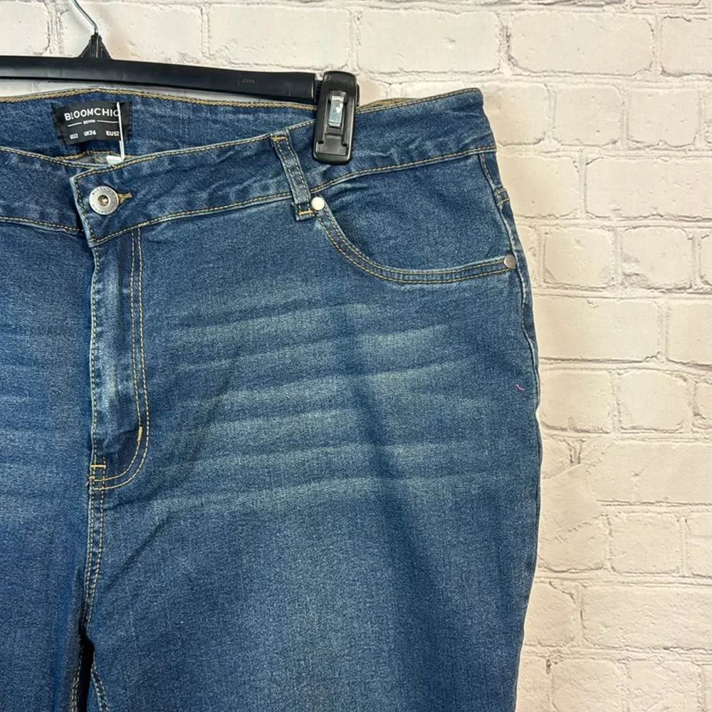 BloomChic Medium Wash Cropped Jeans Plus Size 22 - Picture 3 of 5